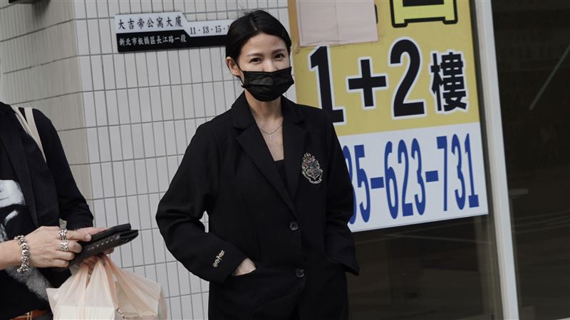 女星在曹西平靈前　曝生前頻罵醜八怪原因