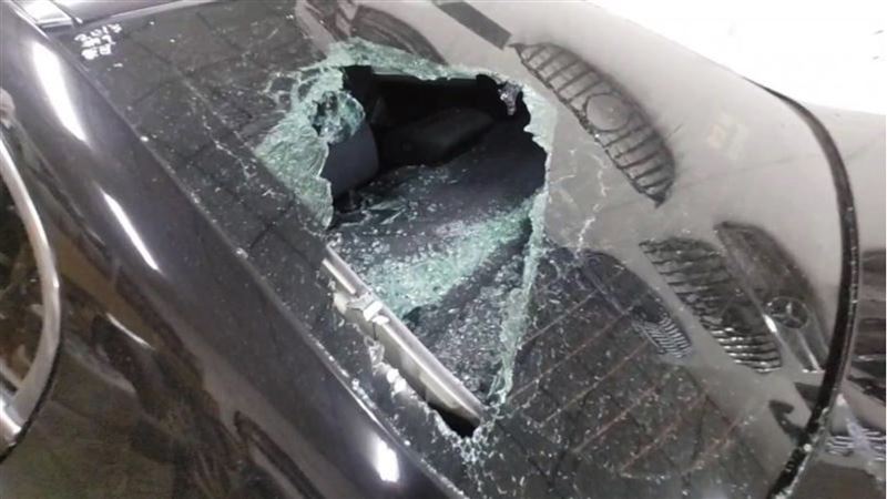 3名惡煞持球棒闖入某中古車行內猛砸後逃逸。（圖／翻攝畫面）