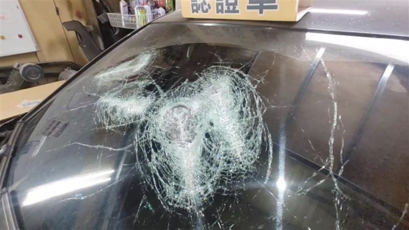 中古車店內的展示車被砸毀。（圖／翻攝畫面）