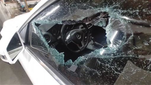 雲林蒙面3惡煞出沒！猛砸車行3豪車全毀了