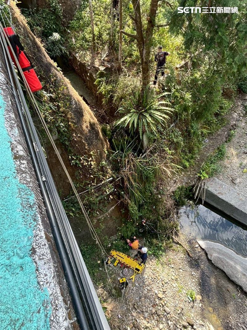 南投魚池鄉發生墜橋意外，13歲少年騎單車摔落12公尺深溪床。（圖／翻攝畫面）