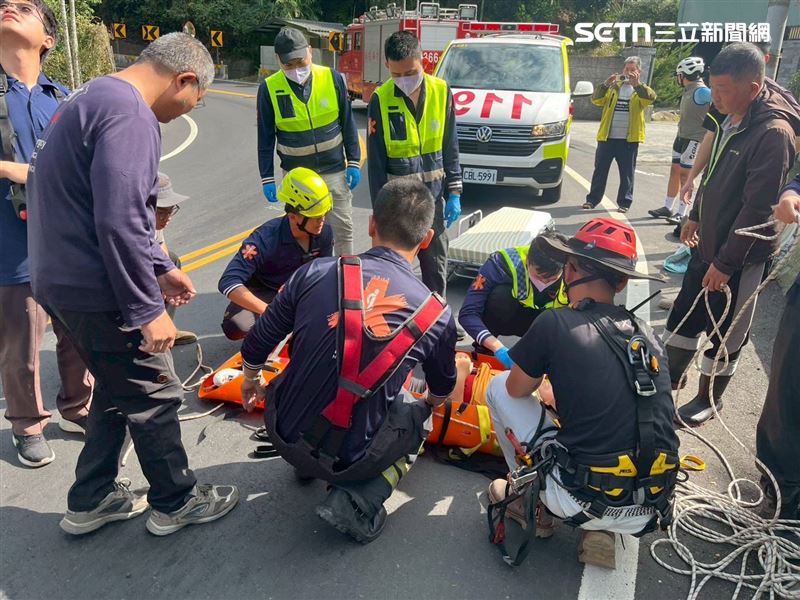 南投魚池鄉發生墜橋意外，13歲少年騎單車摔落12公尺深溪床。（圖／翻攝畫面）