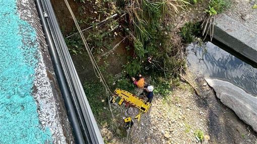 南投13歲少年騎單車墜橋！困12米深溪床
