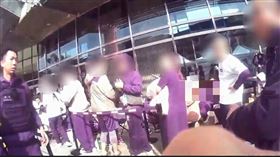大批警力獲報到場了解。（圖／翻攝畫面）