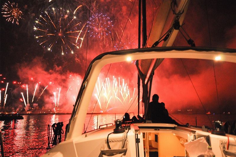 花火節期間獨有的「海上賞花火體驗」，可乘船或是夜滑SUP在海上以獨特的視角欣賞璀璨花火。（圖／飯店旅宿業者提供）