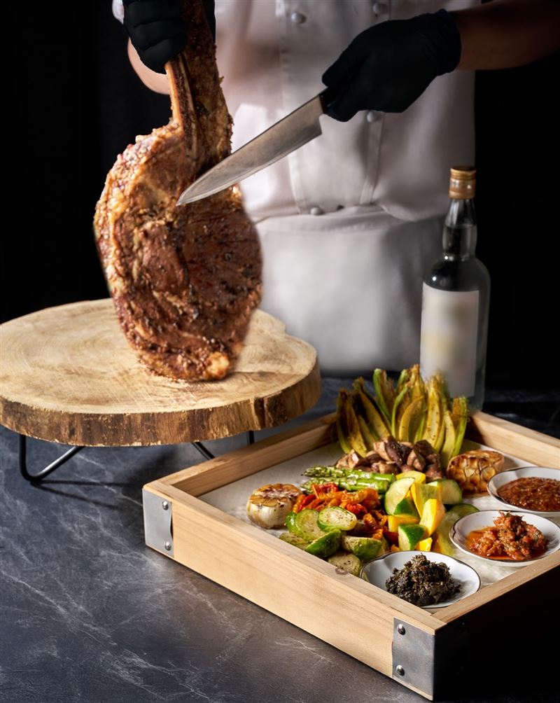 粵亮重達三斤的「粵式慢火戰斧牛」，適合4-6人享用。（圖／飯店旅宿業者提供）