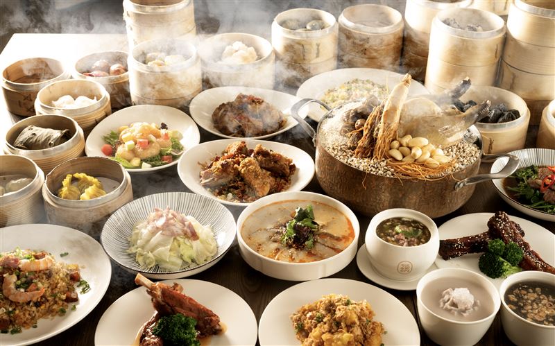 四人同行升級澎湃饗宴一月份送價值NT$1,280「滋補人蔘土雞鍋」，溫中散寒同時品嚐美味粵式料理。（圖／飯店旅宿業者提供）