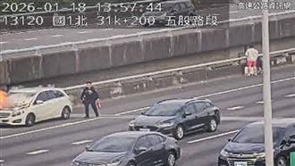 國1南下三重段賓士火燒車　1家3口急逃生