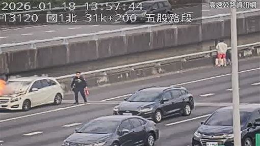 國1南下三重段賓士火燒車　1家3口急逃生