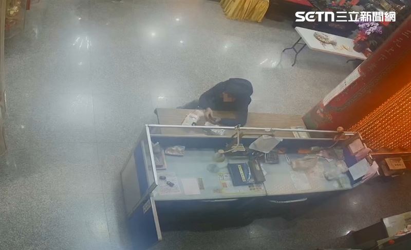 黃男假裝廟方人員進入行政區，趁機拿走抽屜內的3萬多元香油錢。（圖／翻攝畫面）