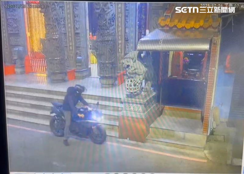 彰化彰山宮驚傳香油錢竊案，一名紅牌重機騎士闖入廟內行竊。（圖／翻攝畫面）