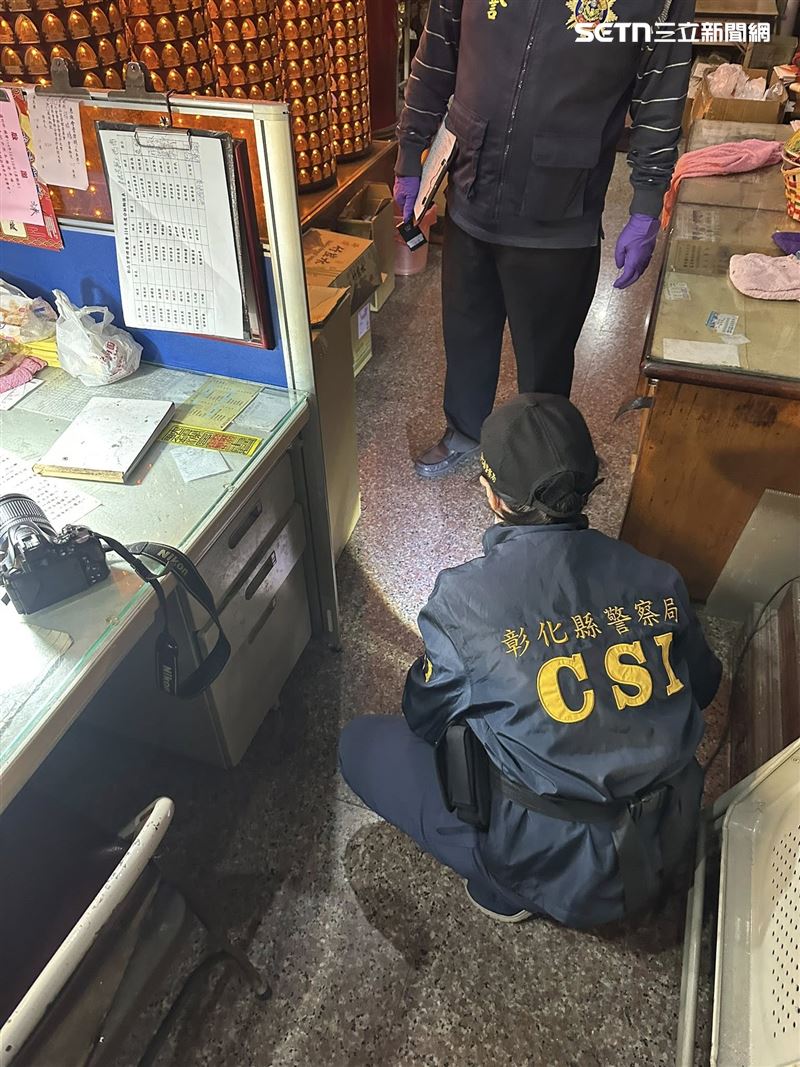 彰化彰山宮驚傳香油錢竊案，一名紅牌重機騎士闖入廟內行竊。（圖／翻攝畫面）