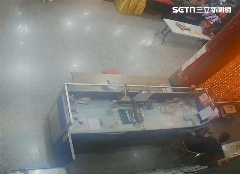 黃男假裝廟方人員進入行政區，趁機拿走抽屜內的3萬多元香油錢。（圖／翻攝畫面）