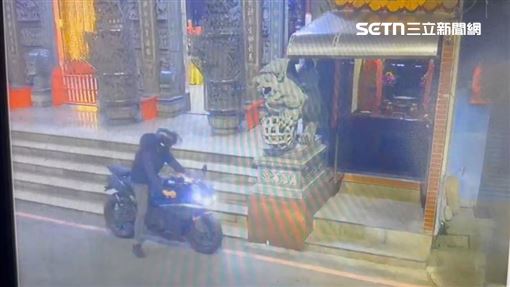 騎紅牌重機當小偷！男洗劫百年宮廟手法曝