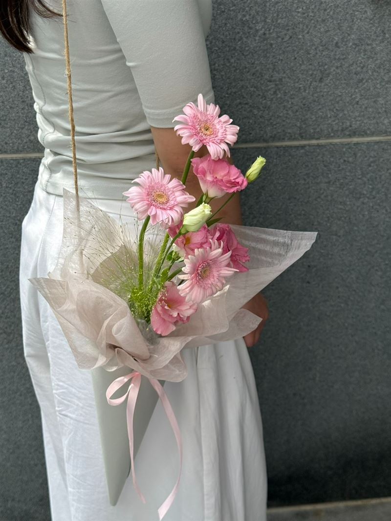 新竹喜來登竹人氣夢幻花店─「想想拾花」聯手開設「甜筒花束手作課程」現場體驗花束製作。（圖／飯店旅宿業者提供）