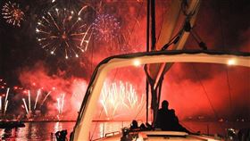 花火節期間獨有的「海上賞花火體驗」，可乘船或是夜滑SUP在海上以獨特的視角欣賞璀璨花火。（圖／飯店旅宿業者提供）