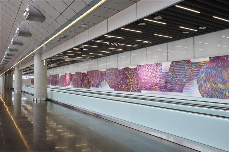 公共藝術〈圓漾盛舞〉由繽紛的色彩與渦卷紋的同心圓組成，創造出「動態」的視線流轉。（圖／YEN TING CHO Studio提供）