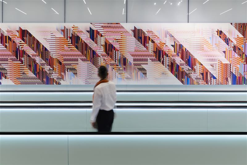 公共藝術〈飛翔幻境〉根據桃園機場周邊濕地為候鳥過境的棲息地，將千鳥圖像轉化飛機飛入雲霧之間的概念。（圖／YEN TING CHO Studio提供）