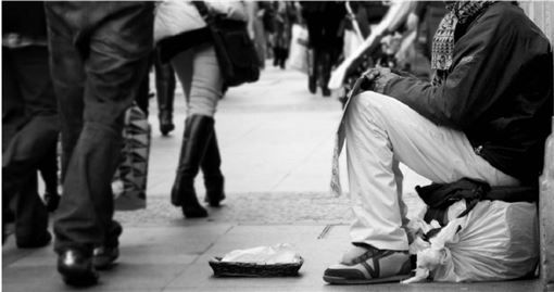 街頭行乞戀愛五年！男方發現女根本沒離婚