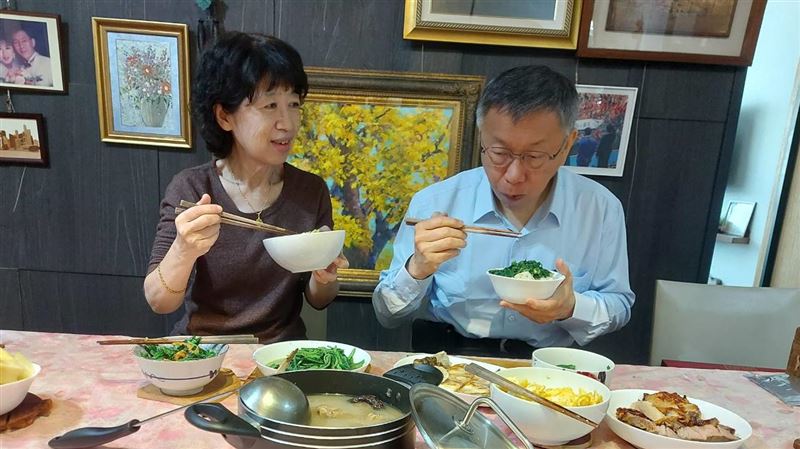陳佩琪（左）說，她最近煮三餐的時間少了，今天柯文哲（右）難得有吃過中餐才出門。（圖／翻攝自陳佩琪臉書）