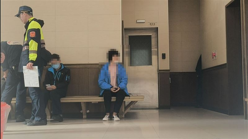張婦的女兒難過的在解剖室內等待相驗結果。（圖／翻攝畫面）