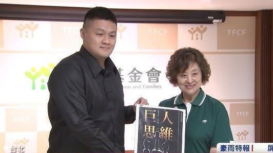 作家巨人傑（左）宣布將首本出版作品《巨人思維》版稅全數捐贈家扶。（資料照）