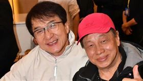 成龍（左）哀悼梁小龍（右）。（圖／翻攝自微博）