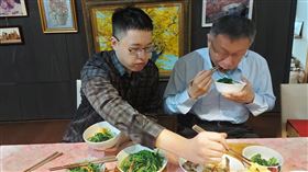 陳佩琪秀出柯文哲與兒子柯傅堯的正面照。（圖／翻攝自陳佩琪臉書）