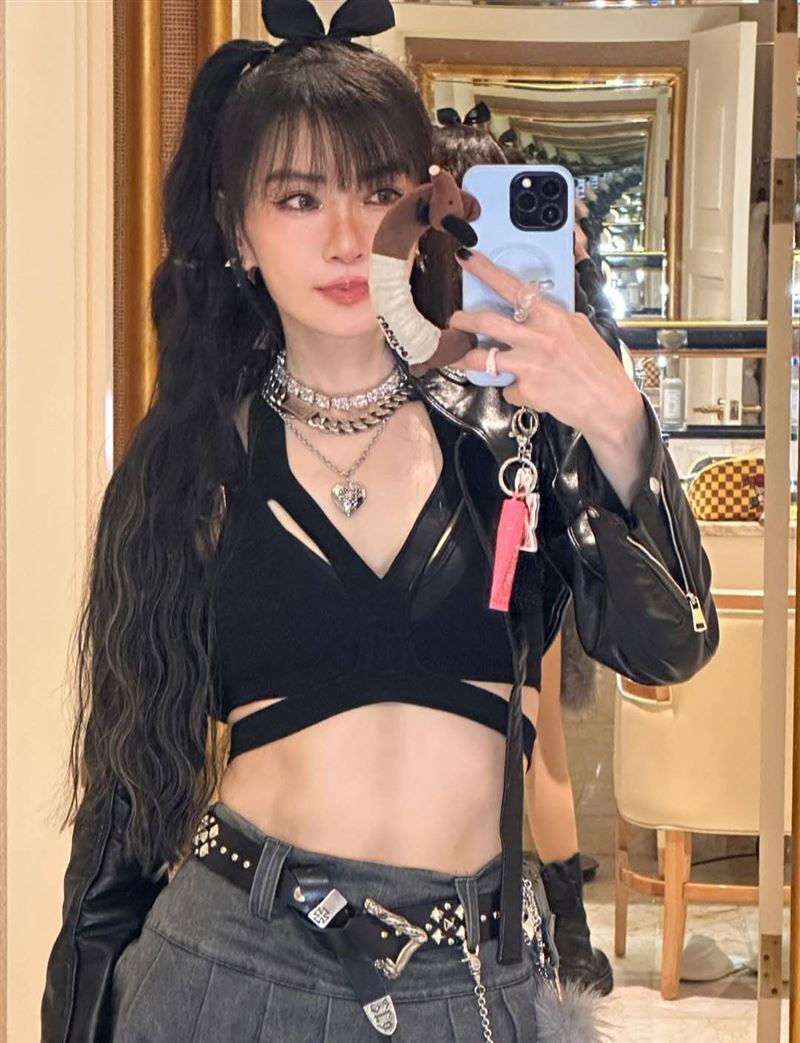 謝金燕解釋那是「曬傷妝加黑斑」。（圖／翻攝自臉書）