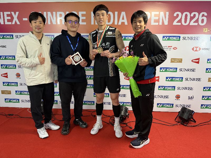 台灣羽球好手林俊易（右2）在團隊密切合作的幫助下，於印度公開賽登頂，成功奪下男單冠軍