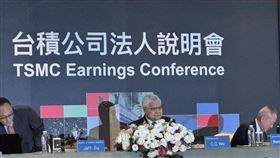 台積電2025年大賺66.25元EPS，4Q25毛利率衝上62.3%新高！為鞏固2奈米領先優勢，宣布2026年資本支出加碼至最高560億美元。1Q26展望強勁，毛利率上看65%，並預告明年股利至少23元，展現超級旺季實力。（圖／記者廖珪如攝影）