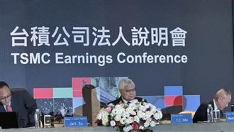 台積電2025年大賺66.25元EPS，4Q25毛利率衝上62.3%新高！為鞏固2奈米領先優勢，宣布2026年資本支出加碼至最高560億美元。1Q26展望強勁，毛利率上看65%，並預告明年股利至少23元，展現超級旺季實力。（圖／記者廖珪如攝影）