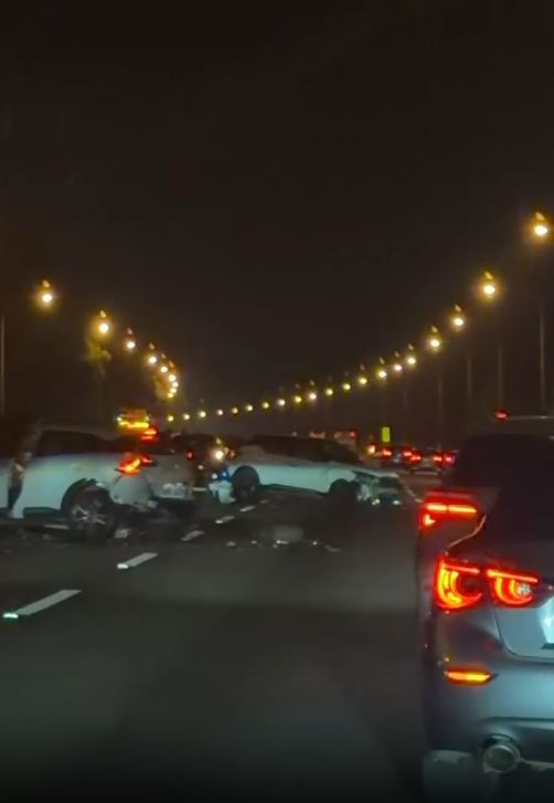 車禍現場畫面曝光，車體碎片噴滿地，目擊者：超扯！（圖／翻攝自Threads @dervin.0721）