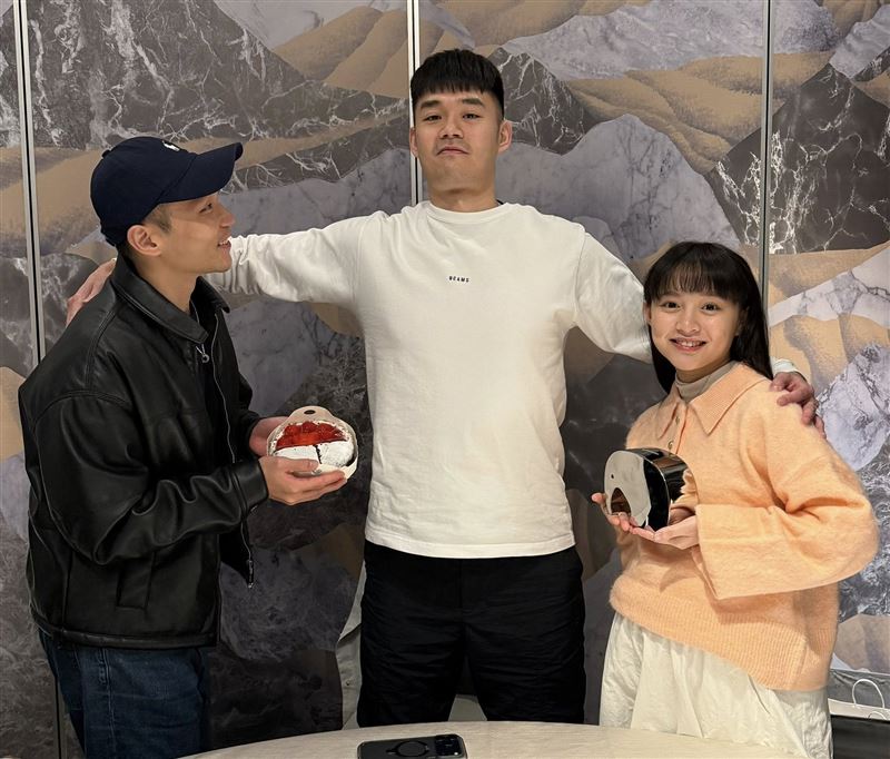 李洋（左起）望向王齊麟，陳詩媛在旁。（圖／翻攝自王齊麟/Wang Chi Lin臉書）