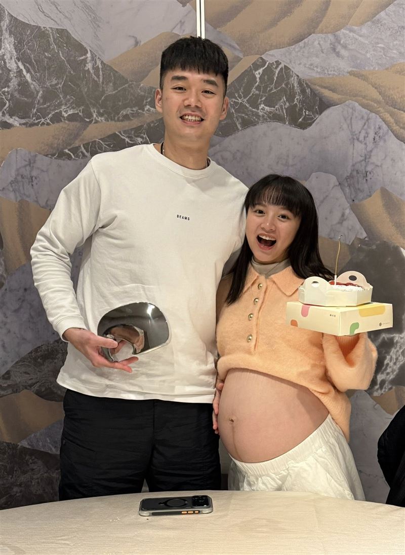 王齊麟生日，陳詩媛曬孕肚。（圖／翻攝自王齊麟/Wang Chi Lin臉書）