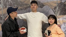 李洋（左起）望向王齊麟，陳詩媛在旁。（圖／翻攝自王齊麟/Wang Chi Lin臉書）