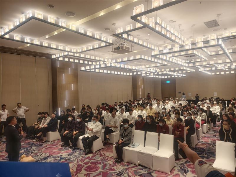 萬豪酒店上百名工作人員前往聆聽、實作。（圖／消防局提供）