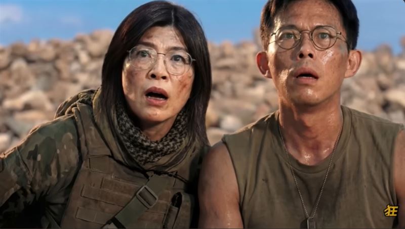 國民黨主席鄭麗文和民眾黨主席黃國昌看到賴清德從炸彈的砲火中走出，目瞪口呆。（圖／翻攝卡提諾YT）