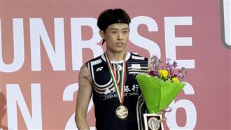 羽球超級750賽稱王　林俊易冠軍送未婚妻