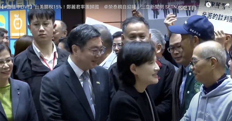 鄭麗君凱旋歸國，卓榮泰桃園機場親迎