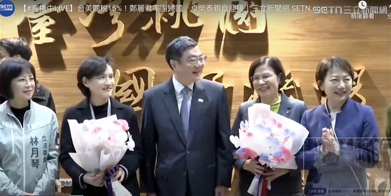 鄭麗君凱旋歸國，卓榮泰桃園機場親迎