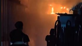 六合夜市今（19）日凌晨3時許傳出火警。（圖／翻攝畫面）