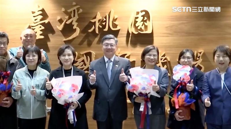 由行政院副院長鄭麗君率領的關稅團隊，於今（19）日清晨抵達台灣桃園國際機場，行政院長卓榮泰親自迎接一行人凱旋歸國