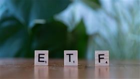 元月預計有超過百檔ETF即將除息，為投資人開啟新春投資契機。國泰投信表示，面對多元投資選擇，投資人可依「三大原則」篩選：一看過往績效與配息來源，二看過往填息表現，三看長線產業趨勢。（示意圖／PEXELS）