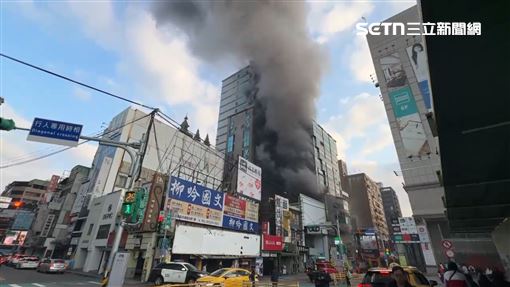 新／桃園NOVA旁大樓火警　黑煙竄天灌救中