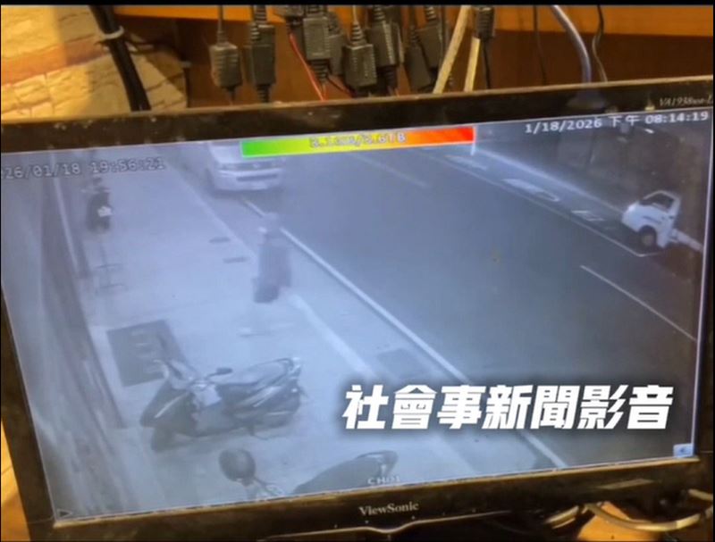 一名男子提著一個水桶走進店家後，便朝店裡潑灑。（圖／翻攝自「社會事影音」）