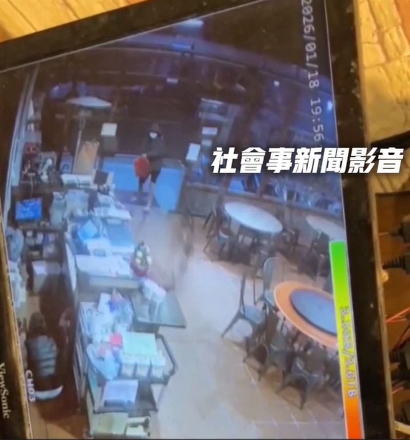 男子惡意朝店裡潑灑穢物。（圖／翻攝自「社會事影音」）