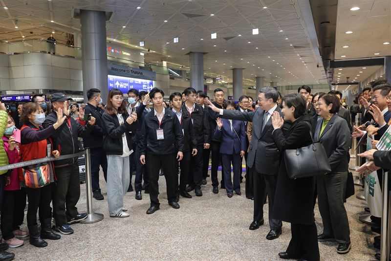 行政院長卓榮泰親自迎接一行人凱旋歸國，鄭麗君一入境現場也響起掌聲。（圖／翻攝自卓榮泰臉書）