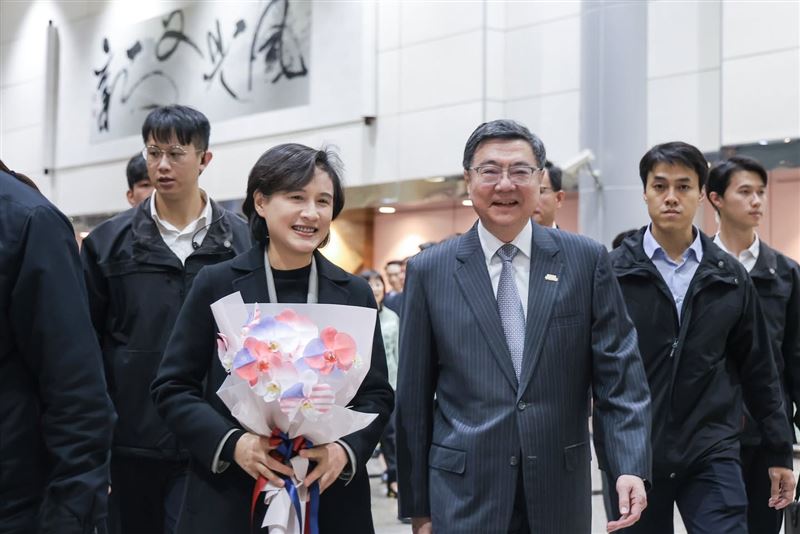 由行政院副院長鄭麗君率領的關稅團隊，於今（19）日清晨抵達台灣桃園國際機場，行政院長卓榮泰親自迎接一行人凱旋歸國。（圖／翻攝自卓榮泰臉書）