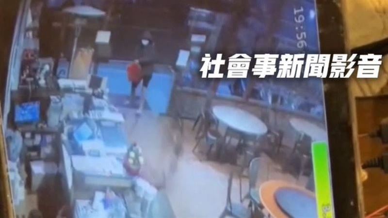 噁心瞬間曝！怪客闖鶯歌名店潑穢物秒閃